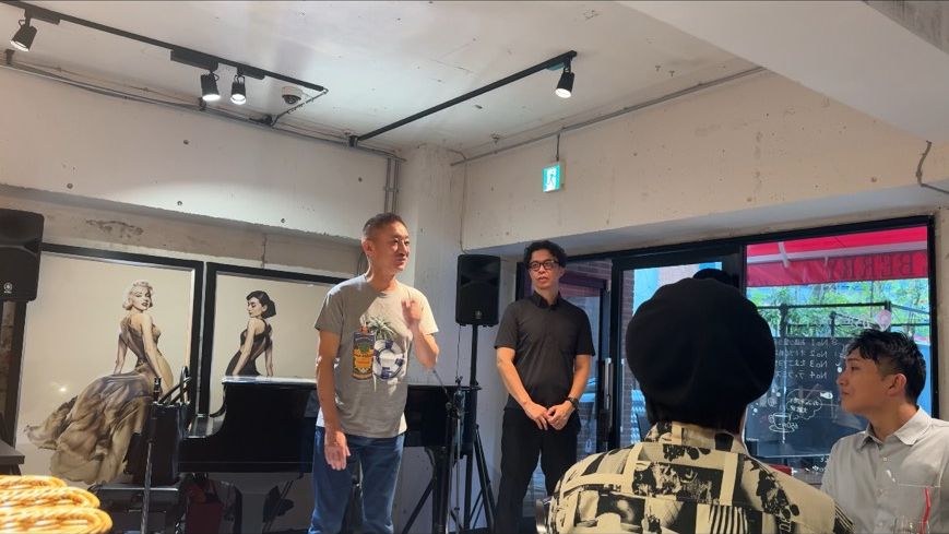 過去のリアルイベントの様子。参加者に語りかけている場面