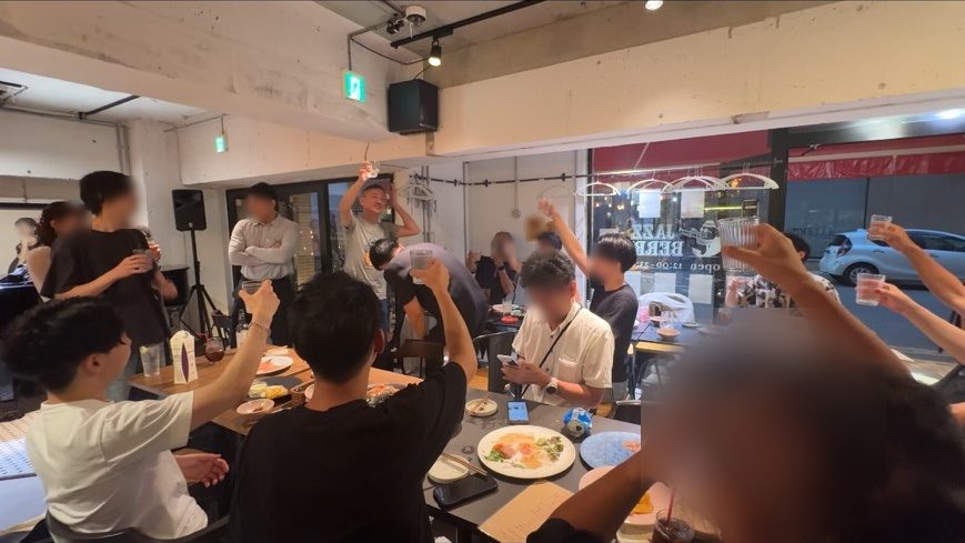 過去のリアルイベントの様子。井川意高氏を囲んで参加者が乾杯している場面